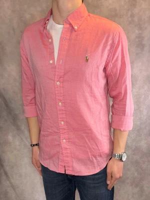 Rosa/Korall Ralph Lauren Skjorta - Stl M, Slim fit - RIKTIGT FET RL SKJORTA I FÄRGEN ROSA/KORALL!, perfekt till sommaren som närmar sig! 🏖️🌊 | Mycket bra skick: 9,5/10, utan defekter! | Stl: M, Modellen är 177cm och väger ca 74kg,  | Hör av dig vid frågor // Galgen 🫡