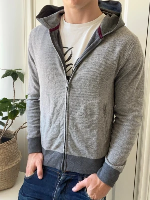 Boggi Milano cardigan  - Boggi Milano cardigan, Inga defekter förutom en pytte pytte liten gul fläck som jag kan skicka bild på! Modellen i bilderna är 180 cm 75 kg och bär Storlek M , Kom med frågor! 🌟 (Kan gå ned i pris vid köp av paket 😉) 