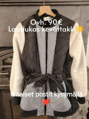 Quiltad jacka med teddyärmar och bälte❤️  - Snygg quiltad jacka i svart och grått med fluffiga vita teddyärmar🐻 Jackan har stora fickor framtill, knytbälte i midjan och dragkedja. Perfekt för vår och höst när du vill ha både stil och komfort❤️ Nypris 90€=circa 900 SEK. Kondition som ny! 