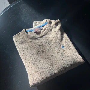 Beige kabelstickad tröja Morris M - Riktigt fin och fräsch kabelstickad tröja från Morris | 100% merinoull | Skick: 9,5/10 | Nypris: 1199kr | Storlek: M | Kontakta vid minsta fundering! 