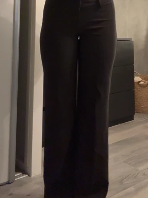 Kostymbyxor raka - Säljer ett par svarta kostymbyxor med hög/medel midja med raka ben. Materialet är mjukt. Längden är regular (164 - 170)