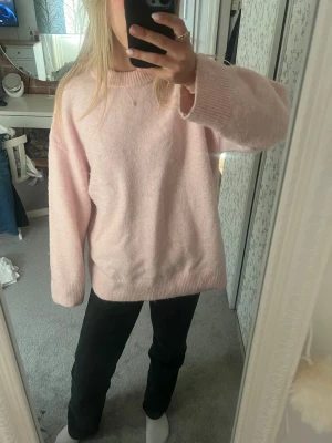 Rosa stickad tröja - Jättefin och skön ljusrosa stickad tröja från Junkyard. Använd endast två gånger så mycket bra skick och inga defekter!💕