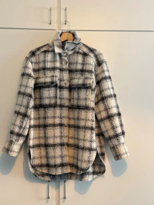 Varm overshirt - Fin skjortjacka från hm som tyvärr blivit för liten för mig. Materialet är tjockt så den värmer bra och funkar både vår, sommar och höst. Fint skick utöver att det finns någon enstaka tråd som sticker ut lite. Se bild. Lite oversize i modellen.  