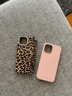 Leopardmönstrat mobilskal IPhone 15🤎 - Snyggt mobilskal med leopardmönster och guldfärgad ram runt kameran. Skalets material känns tåligt och ger ett coolt intryck. Perfekt för dig som vill sticka ut med din mobil. IPhone 15🤎