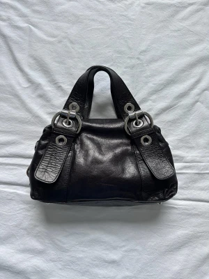 Väska  - Sååå fin och cool svart handväska i läder.