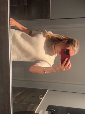 Vit fluffig t-shirttröja - En jätte snygg stickad tröja med lite krage, den är lite nopprig!