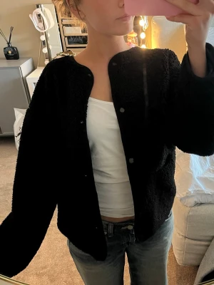 Svart teddyjacka - Säljer denna svarta teddyjacka från H&M som jag bara haft i några månader så den är i bra skick