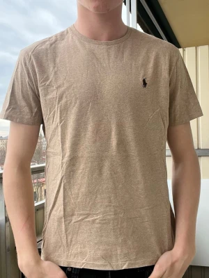 Ralph lauren T-shirt - Helt nya Ralph Lauren T-shirts i olika färger och storlekar, perfekta till sommaren. Nypris 1000kr  Rabatt vid köp av fler! 2 för 450 (spara 50kr) 3 för 550 (spara 200kr) 4 för 600 (spara 400kr)  Modellen på bilden är 190 och väger 85 men de är tts så välj den storlek ni brukar ha. 
