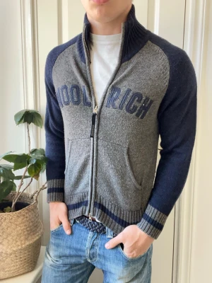 Woolrich full zip  - Woolrich full zip - liten på modellen. Inga defekter! Modellen i bilderna är 180 cm 75 kg och bär Storlek M passar S/ Xs , Kom med frågor! 🌟 (Kan gå ned i pris vid köp av paket 😉) 