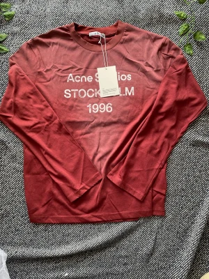 Röd långärmad topp Acne Studios - Tja! Jag säljer en svin snygg acne studios long sleeve. Storleken är S. Grymt cool färg och lite slitningar på den, sprillans ny. Kom med bud!
