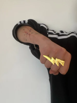 Gold Y2K lighting bolt ring - Y2K street style gold lightning bolt ring. Brand new in package. Can me shipped same day as purchased (or next day if purchased after 20:00).
