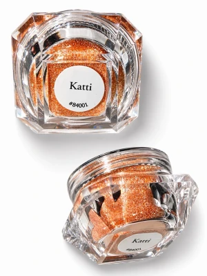 Lilly Nails glittermix #84001 - Snyggt orange glittermix från Lilly Nails, nyans #84001. Kommer i en lyxig, transparent burk med facetterad design. Pulvret har intensivt skimmer. Blanda med akryl, gel eller strö på naglarna.