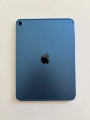 iPad 10 Cellular - Väldigt fin iPad 10 Cellular till salu.   Inga skador, toppenfint skick som ni ser. 64gb lagring som man kommer långt på  Cellular gör att du kan sätta in ett separat simkort i den och använda den med mobildata.  Fabriksåterställd, sitter ett skärmskydd på.