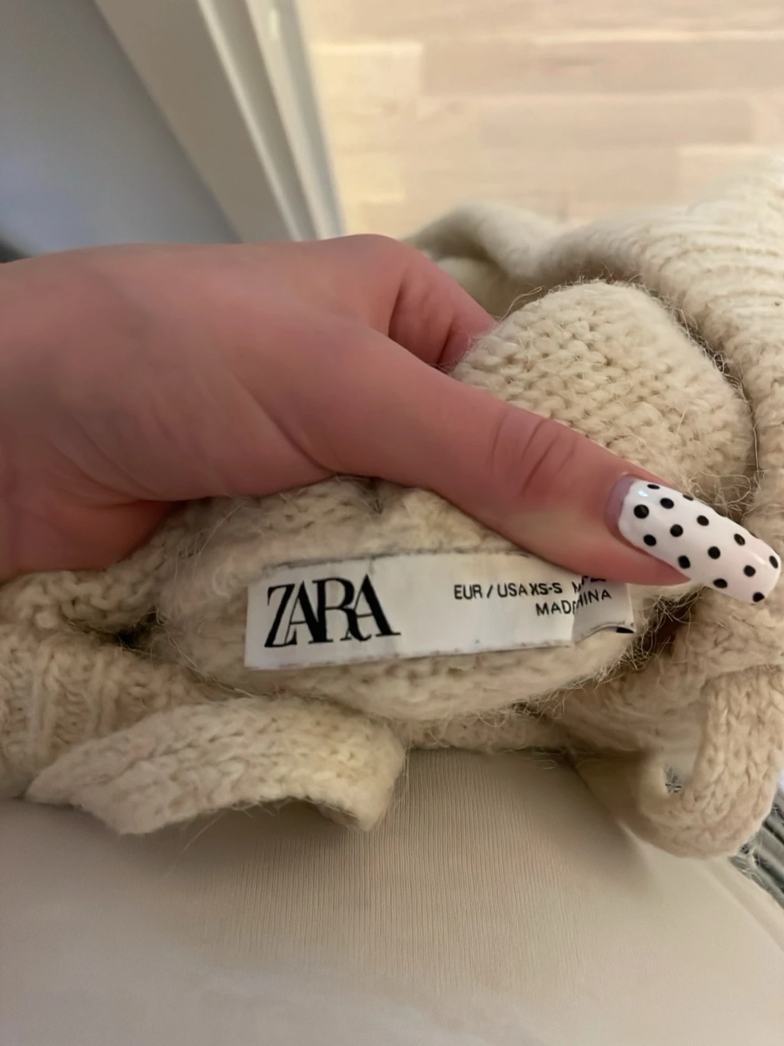 Beige stickad hoodie - 2