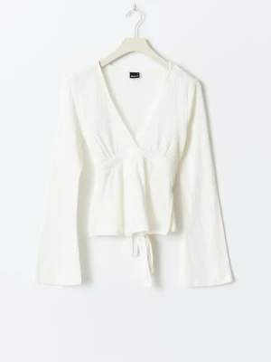 Vit blus  - Vit blus med knut på baksidan från Gina Tricot.