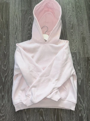 Ljusrosa hoodie🎀🎀 - Jättesöt ljusrosa hoodie med klassisk huva och stor magficka framtill. Hoodien är från lager 157 och är i storlek xs💞💞