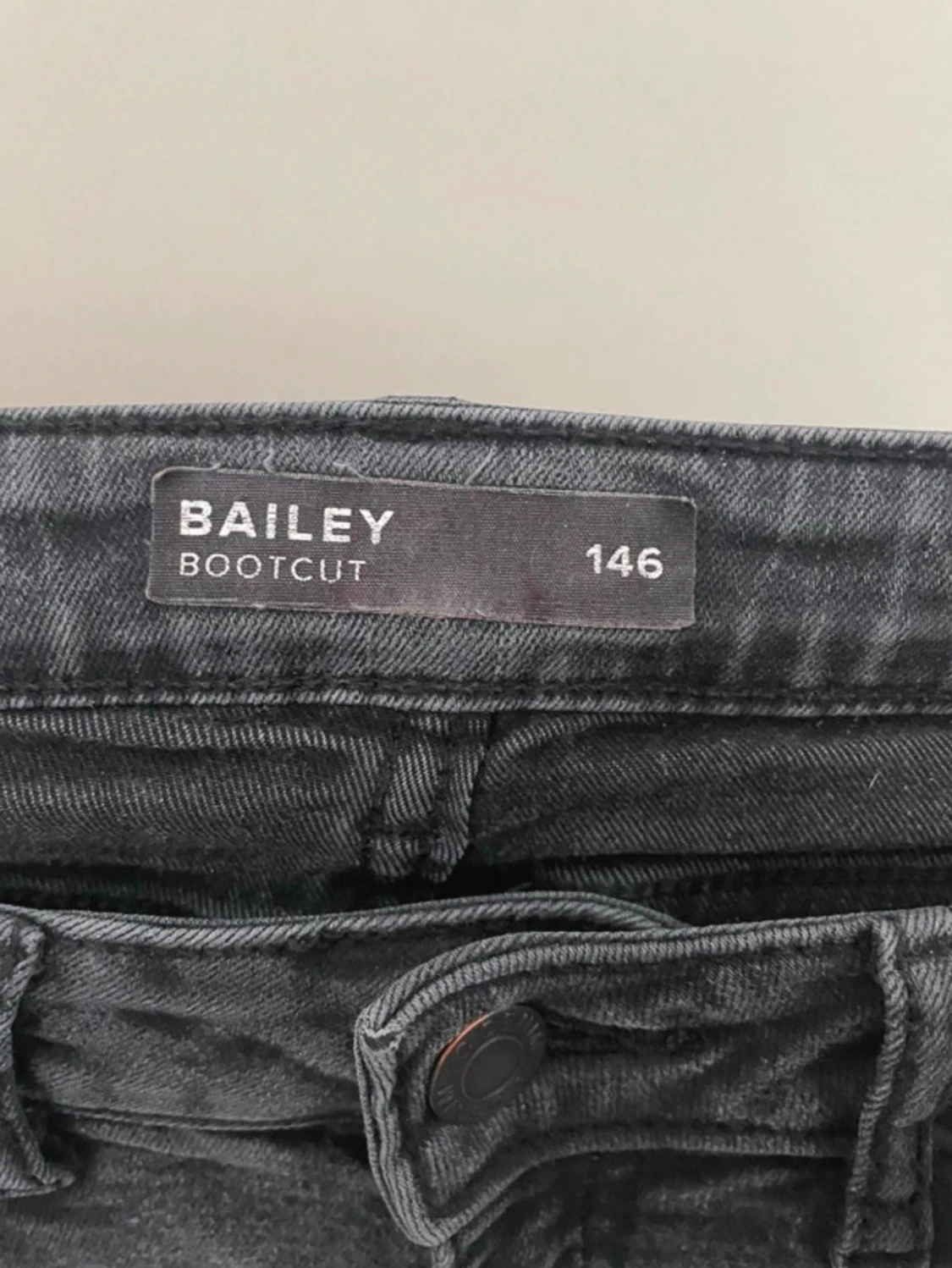 Mörkgrå jeans från Cubus  - 2