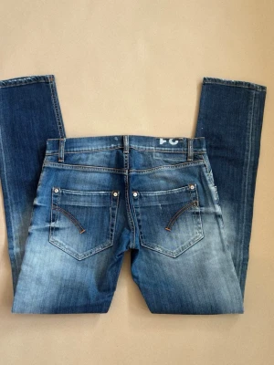 Dondup jeans med slitningar - Slim/skinny fit! | storlek 31 | fint skick! | hör av dig vid funderingar! | fraktar inom kort, hör av er vid frågor och funderingar😃