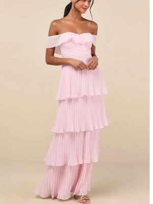 Ljusrosa offshoulder långklänning - ⭐️Intressekoll⭐️.                                       Romantisk ljusrosa långklänning med offshoulder och volangdetaljer i flera lager. Klänningen har plisserat tyg och en flowy siluett som ger en drömmig känsla. Perfekt för speciella tillfällen där du vill sticka ut.
