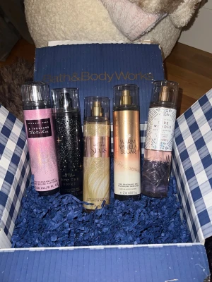 5 Bath & Body Works mistar - Fem populära Fine Fragrance Mist från Bath & Body Works: A Thousand Wishes, Into The Night, In The Stars, Warm Vanilla Sugar och Pure Wonder. Varje flaska innehåller 236 ml. Perfekt för dig som vill ha flera doftval i vardagen! Kommer inte till användning, sprayade fåtal gånger, syns knappt. Köpta för runt 250kr styck. Kan sälja dem för 160kr styck då jag inte använder dem.