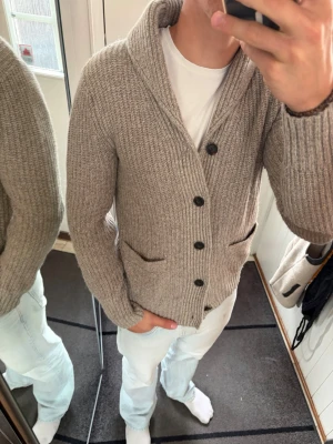 Grå/beige cardigan kofta - Säljer en riktigt snygg cardigan kofta i grå/beige färg. Skicket är som ny och det finns inga skador.