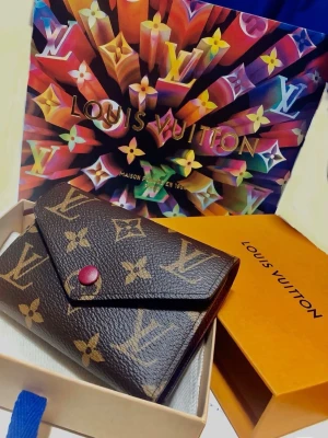 Helt nytt  äkta läder dam plånbok  - Helt nytt, all detaljer på bilder, fastpris. 