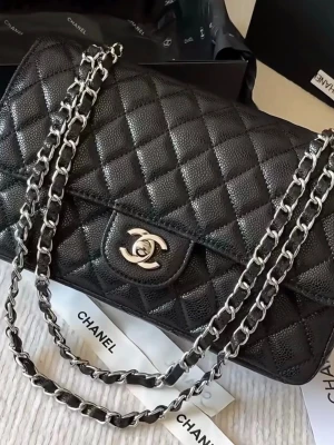 Klassisk CF äkta läder väska  - Har speciellt beställt från fabriken, gjort av äkta läder, Tyvärr original låda har gått sönder men skicka det med en present box.  Väska mått 25.5cm × 15.5cm × 6.5cm