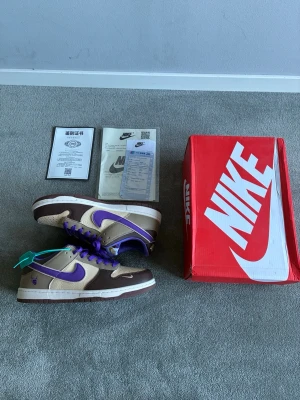 Nike dunk low setsubun - Tja, säljer nu ett par Nike Dunk Low Setsubun som jag köpte men de var tyvärr för små, skorna är helt nya och oanvända, allt du ser på bilderna ingår.