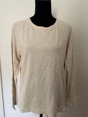 Basic beige långärmad - Fin långärmad från Weekday, storlek S, inga defekter 