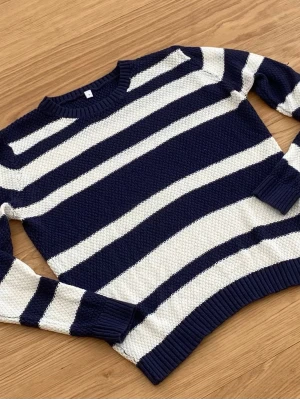 Randig stickad tröja - Säljer en stickad tröja blå vit. Skicket 10/10. Priset 199kr kan sänkas. Storlek s.