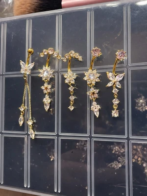 ⭐️5 St NYA Oanvända navelpiercingar i 304 rostfritt stål⭐️ - 🔥 ERBJUDANDE: Få 30% rabatt när du köper 2 valfria piercingar! 🔥  Passa på att fynda och uppdatera din smyckessamling 💖 Skicka ett meddelande vid intresse eller frågor! 