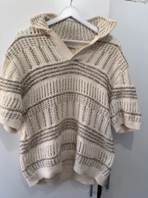 ZARA Stickad Piké – Strl M - Snygg och unik stickad piké från Zara i en fin beige/neutral färg. Har ett iögonfallande mönster och en avslappnad passform – perfekt både till vardags och lite mer uppklätt.  Endast använd 1 gång – i perfekt skick ✨ Mjuk och luftig stickning ✨ Trendig design med premium känsla ✨ Lätt att matcha – passar många outfits  📏 Storlek: M (normal / något avslappnad passform) 🏷️ Märke: Zara 