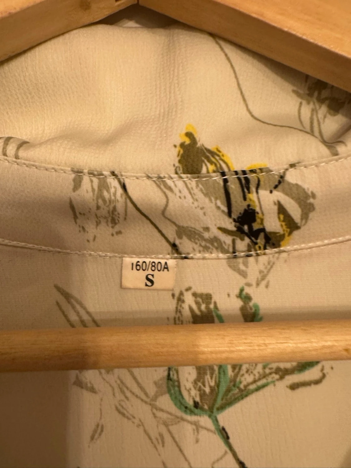 Beige blommig skjorta med grön detalj - 1