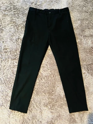 Kostymbyxor Calvin Klein  - Ett par Calvin Klein kostymbyxor i fint skick. De är lite för korta för mig som är 177 lång. Byxorna är i storlek 44. 