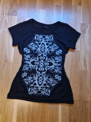 Cool genomskinlig T-shirt - Oklart vilket märke då lappen är avklippt. Tunt genomskinligt material, se bild.