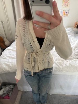 Odd Molly stickad kofta - Söt krämvit stickad kofta med knytband i midjan och två fickor framtill från Odd Molly. Köpte den second hand för 500kr! Använt den endast en gång själv! 💕