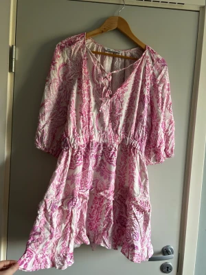 Zara klänning - Säljer denna populära klänning från Zara✌️storlek L men väldigt liten passar typ en s/m bättre😜