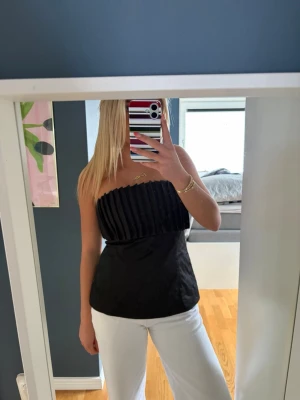 NA-KD - Säljer denna perfekt tubtoppen som tyvärr är för stor för mig! 🥰🥰 har oftast S och detta var en 36 o sitter lite löst