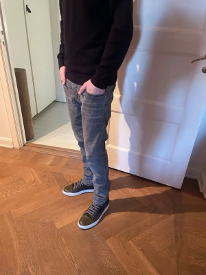 Nudie jeans  - ”obs detta är i storlek 29/32, men sitter som 28/32 i slim fit”.  Modell tight terry 