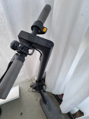 Svart elscooter med display - Säljer en svart elscooter med digital display och grå handtag. Scootern har en ringklocka, halkskyddad fotplatta och tydliga reglage på styret. Perfekt för smidig transport i stan eller till skolan. Den åker 25km/h bromsen är mjuka men dem fungerar. Men kan inte sicka måste hämtas