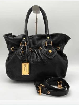 Svart Mqrc Jacobs vintage läderväska  - Säljer en svart läderväska fran Marc Jacobs. Utvändigt är väskan i fint skick men har några på fläckar på insidan som visas på bilderna. Axelrem skickas med X Hör av dig till mig vid några funderingar!