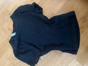 Svart basic t-shirt från H&M - En enkel svart t-shirt från H&M storlek xs