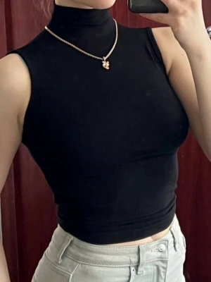 Svart polotopp - Snygg svart polotopp  med ärmlös design.