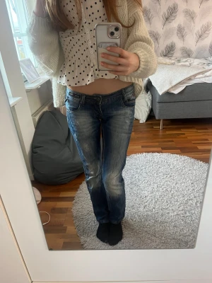 Blå straight fit jeans från Denim - Säljer ett par blå straight fit jeans från Denim med snyggt slitna detaljer och ljusa partier på låren. Jeansen har gått sönder lite längst ner och de har en liten fläck på baksidan, men inget som syns tydligt. Säljer då de inte kommer till användning 💗 längd 34, byxorna är storlek w28 men skulle själv säga att de är mindre i storleken