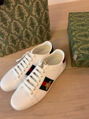 Gucci ace bee sneakers - Snygga skor använda en gång och sålda pga att de ej passar. Skulle rekommendera för alla som behöver ett par schysstare sneakers och finskor. De är i storlek 45