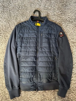 Parajumpers cardigan  - Tjena, säljer nu denna Parajumpers cardigan i storlek XL men den sitter mer som en L, jackan är använd men i väldigt bra skick! Köpte den för 4400kr för nått år sen! Priset är inte fast och jag kan gå ner ganska mycket vid intresse!!!