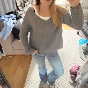 Stickad tröja - Stickad tröja med svart spets baktill💕