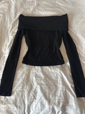 Svart offshoulder topp med glitter - Glittrig off shoulder topp!!
