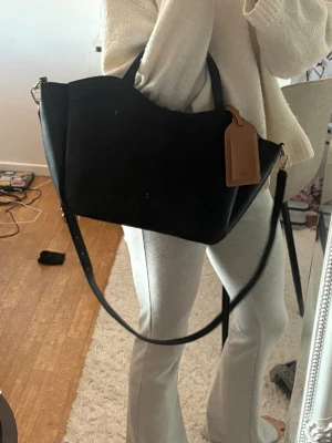 Svart handväska med axelrem - Aldrig använd 
