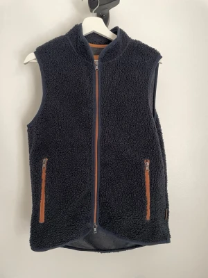 Hansen & Jacob teddy väst - Blå teddy väst från Hansen&Jacob. Storlek S.